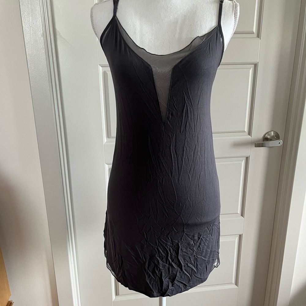🚫SOLD🚫EUC Victoria’s Secret Gray V-neck Plunge Slip - Picture 1 of 5
